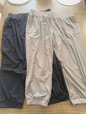 Zella Casual Pull-On Jogger Capris in Taupe & Black